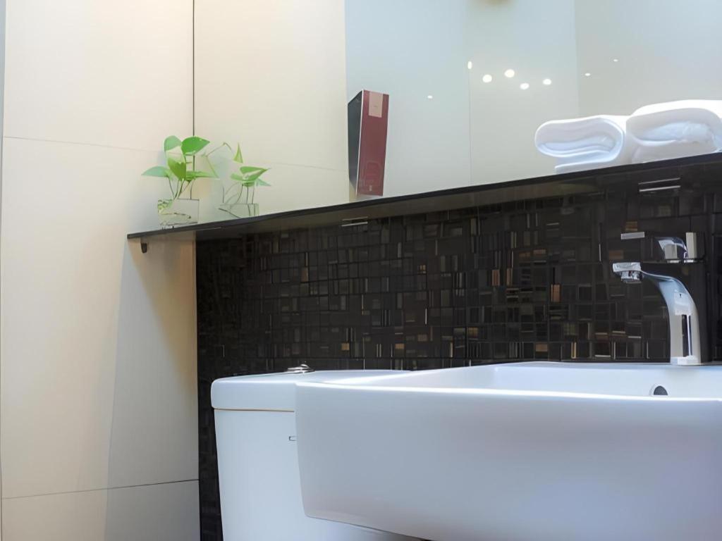 Favor Hotel Makassar City Center By Life Εξωτερικό φωτογραφία