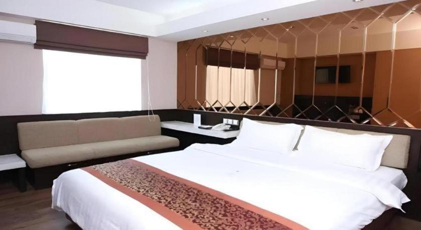 Favor Hotel Makassar City Center By Life Εξωτερικό φωτογραφία