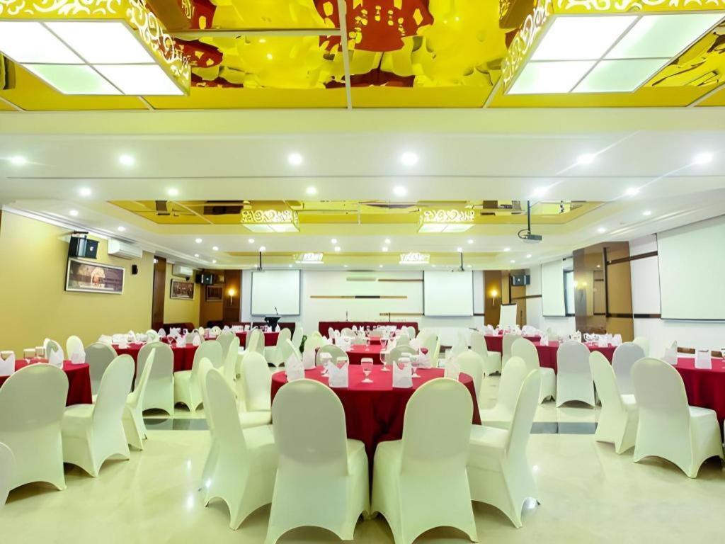 Favor Hotel Makassar City Center By Life Εξωτερικό φωτογραφία